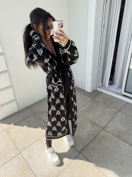 BY ME Kardigan płaszcz ANDREA – czarny - Stylowy, długi kardigan-płaszcz sięgający niemal do kostek, idealny na chłodniejsze dni. Klasyczny, lekko luźny krój zapewnia wygodę, a przewiązywany w talii pasek pięknie podkreśla sylwetkę. Długie rękawy dodają elegancji i funkcjonalności. Całość zdobi regularnie rozmieszczone logowanie na całej powierzchni materiału.

Skład: 100% bawełna