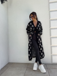 BY ME Kardigan płaszcz ANDREA – czarny - Stylowy, długi kardigan-płaszcz sięgający niemal do kostek, idealny na chłodniejsze dni. Klasyczny, lekko luźny krój zapewnia wygodę, a przewiązywany w talii pasek pięknie podkreśla sylwetkę. Długie rękawy dodają elegancji i funkcjonalności. Całość zdobi regularnie rozmieszczone logowanie na całej powierzchni materiału.

Skład: 100% bawełna