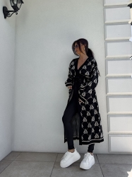 BY ME Kardigan płaszcz ANDREA – czarny - Stylowy, długi kardigan-płaszcz sięgający niemal do kostek, idealny na chłodniejsze dni. Klasyczny, lekko luźny krój zapewnia wygodę, a przewiązywany w talii pasek pięknie podkreśla sylwetkę. Długie rękawy dodają elegancji i funkcjonalności. Całość zdobi regularnie rozmieszczone logowanie na całej powierzchni materiału.

Skład: 100% bawełna