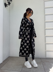 BY ME Kardigan płaszcz ANDREA – czarny - Stylowy, długi kardigan-płaszcz sięgający niemal do kostek, idealny na chłodniejsze dni. Klasyczny, lekko luźny krój zapewnia wygodę, a przewiązywany w talii pasek pięknie podkreśla sylwetkę. Długie rękawy dodają elegancji i funkcjonalności. Całość zdobi regularnie rozmieszczone logowanie na całej powierzchni materiału.

Skład: 100% bawełna