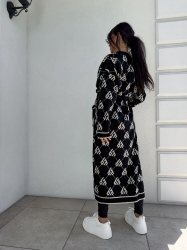 BY ME Kardigan płaszcz ANDREA – czarny - Stylowy, długi kardigan-płaszcz sięgający niemal do kostek, idealny na chłodniejsze dni. Klasyczny, lekko luźny krój zapewnia wygodę, a przewiązywany w talii pasek pięknie podkreśla sylwetkę. Długie rękawy dodają elegancji i funkcjonalności. Całość zdobi regularnie rozmieszczone logowanie na całej powierzchni materiału.

Skład: 100% bawełna