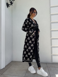 BY ME Kardigan płaszcz ANDREA – czarny - Stylowy, długi kardigan-płaszcz sięgający niemal do kostek, idealny na chłodniejsze dni. Klasyczny, lekko luźny krój zapewnia wygodę, a przewiązywany w talii pasek pięknie podkreśla sylwetkę. Długie rękawy dodają elegancji i funkcjonalności. Całość zdobi regularnie rozmieszczone logowanie na całej powierzchni materiału.

Skład: 100% bawełna