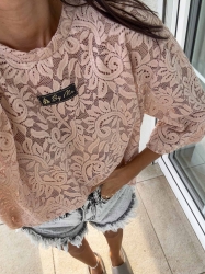 BY ME Bluzka MARMARIS II koronka – pudrowy róż - Wygoda spotyka styl – bluzka MARMARIS to must-have w każdej nowoczesnej szafie. Charakterystyczne logowanie na środku nadaje mu wyrazistego, streetwearowego charakteru. Luźny krój świetnie układa się na sylwetce i pasuje zarówno do jeansów, jak i do spódnicy czy dresów.

Skład: 50% poliester, 40% wiskoza,10% elastan

LEGGINSY ZE ZDJĘĆ RÓWNIEŻ DOSTĘPNE W NASZEJ OFERCIE