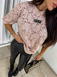 BY ME Bluzka MARMARIS II koronka – pudrowy róż - Wygoda spotyka styl – bluzka MARMARIS to must-have w każdej nowoczesnej szafie. Charakterystyczne logowanie na środku nadaje mu wyrazistego, streetwearowego charakteru. Luźny krój świetnie układa się na sylwetce i pasuje zarówno do jeansów, jak i do spódnicy czy dresów.

Skład: 50% poliester, 40% wiskoza,10% elastan

LEGGINSY ZE ZDJĘĆ RÓWNIEŻ DOSTĘPNE W NASZEJ OFERCIE