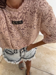 BY ME Bluzka MARMARIS II koronka – pudrowy róż - Wygoda spotyka styl – bluzka MARMARIS to must-have w każdej nowoczesnej szafie. Charakterystyczne logowanie na środku nadaje mu wyrazistego, streetwearowego charakteru. Luźny krój świetnie układa się na sylwetce i pasuje zarówno do jeansów, jak i do spódnicy czy dresów.

Skład: 50% poliester, 40% wiskoza,10% elastan

LEGGINSY ZE ZDJĘĆ RÓWNIEŻ DOSTĘPNE W NASZEJ OFERCIE