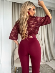 BY ME Bluzka MARMARIS II koronka new – bordowa - Wygoda spotyka styl – bluzka MARMARIS to must-have w każdej nowoczesnej szafie. Charakterystyczne logowanie na środku nadaje mu wyrazistego, streetwearowego charakteru. Luźny krój świetnie układa się na sylwetce i pasuje zarówno do jeansów, jak i do spódnicy czy dresów.

Skład: 50% poliester, 40% wiskoza,10% elastan

LEGGINSY ZE ZDJĘĆ RÓWNIEŻ DOSTĘPNE W NASZEJ OFERCIE