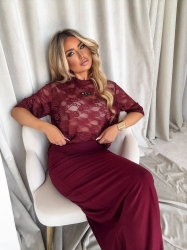 BY ME Bluzka MARMARIS II koronka new – bordowa - Wygoda spotyka styl – bluzka MARMARIS to must-have w każdej nowoczesnej szafie. Charakterystyczne logowanie na środku nadaje mu wyrazistego, streetwearowego charakteru. Luźny krój świetnie układa się na sylwetce i pasuje zarówno do jeansów, jak i do spódnicy czy dresów.

Skład: 50% poliester, 40% wiskoza,10% elastan

LEGGINSY ZE ZDJĘĆ RÓWNIEŻ DOSTĘPNE W NASZEJ OFERCIE