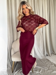 BY ME Bluzka MARMARIS II koronka new – bordowa - Wygoda spotyka styl – bluzka MARMARIS to must-have w każdej nowoczesnej szafie. Charakterystyczne logowanie na środku nadaje mu wyrazistego, streetwearowego charakteru. Luźny krój świetnie układa się na sylwetce i pasuje zarówno do jeansów, jak i do spódnicy czy dresów.

Skład: 50% poliester, 40% wiskoza,10% elastan

LEGGINSY ZE ZDJĘĆ RÓWNIEŻ DOSTĘPNE W NASZEJ OFERCIE