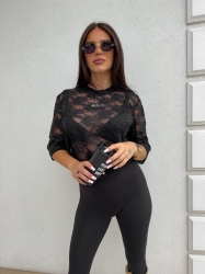 BY ME Bluzka MARMARIS II koronka new – czarna - Wygoda spotyka styl – bluzka MARMARIS to must-have w każdej nowoczesnej szafie. Charakterystyczne logowanie na środku nadaje mu wyrazistego, streetwearowego charakteru. Luźny krój świetnie układa się na sylwetce i pasuje zarówno do jeansów, jak i do spódnicy czy dresów.

Skład: 50% poliester, 40% wiskoza,10% elastan

LEGGINSY ZE ZDJĘĆ RÓWNIEŻ DOSTĘPNE W NASZEJ OFERCIE