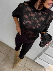 BY ME Bluzka MARMARIS II koronka new – czarna - Wygoda spotyka styl – bluzka MARMARIS to must-have w każdej nowoczesnej szafie. Charakterystyczne logowanie na środku nadaje mu wyrazistego, streetwearowego charakteru. Luźny krój świetnie układa się na sylwetce i pasuje zarówno do jeansów, jak i do spódnicy czy dresów.

Skład: 50% poliester, 40% wiskoza,10% elastan

LEGGINSY ZE ZDJĘĆ RÓWNIEŻ DOSTĘPNE W NASZEJ OFERCIE