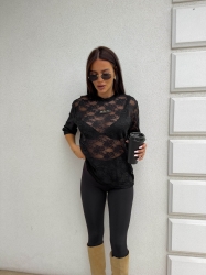 BY ME Bluzka MARMARIS II koronka new – czarna - Wygoda spotyka styl – bluzka MARMARIS to must-have w każdej nowoczesnej szafie. Charakterystyczne logowanie na środku nadaje mu wyrazistego, streetwearowego charakteru. Luźny krój świetnie układa się na sylwetce i pasuje zarówno do jeansów, jak i do spódnicy czy dresów.

Skład: 50% poliester, 40% wiskoza,10% elastan

LEGGINSY ZE ZDJĘĆ RÓWNIEŻ DOSTĘPNE W NASZEJ OFERCIE