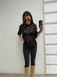 BY ME Bluzka MARMARIS II koronka new – czarna - Wygoda spotyka styl – bluzka MARMARIS to must-have w każdej nowoczesnej szafie. Charakterystyczne logowanie na środku nadaje mu wyrazistego, streetwearowego charakteru. Luźny krój świetnie układa się na sylwetce i pasuje zarówno do jeansów, jak i do spódnicy czy dresów.

Skład: 50% poliester, 40% wiskoza,10% elastan

LEGGINSY ZE ZDJĘĆ RÓWNIEŻ DOSTĘPNE W NASZEJ OFERCIE