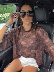 BY ME Bluzka MARMARIS II koronka new – czekoladowa - Wygoda spotyka styl – bluzka MARMARIS to must-have w każdej nowoczesnej szafie. Charakterystyczne logowanie na środku nadaje mu wyrazistego, streetwearowego charakteru. Luźny krój świetnie układa się na sylwetce i pasuje zarówno do jeansów, jak i do spódnicy czy dresów.

Skład: 50% poliester, 40% wiskoza,10% elastan

LEGGINSY ZE ZDJĘĆ RÓWNIEŻ DOSTĘPNE W NASZEJ OFERCIE