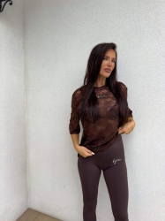 BY ME Bluzka MARMARIS II koronka new – czekoladowa - Wygoda spotyka styl – bluzka MARMARIS to must-have w każdej nowoczesnej szafie. Charakterystyczne logowanie na środku nadaje mu wyrazistego, streetwearowego charakteru. Luźny krój świetnie układa się na sylwetce i pasuje zarówno do jeansów, jak i do spódnicy czy dresów.

Skład: 50% poliester, 40% wiskoza,10% elastan

LEGGINSY ZE ZDJĘĆ RÓWNIEŻ DOSTĘPNE W NASZEJ OFERCIE