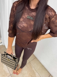 BY ME Bluzka MARMARIS II koronka new – czekoladowa - Wygoda spotyka styl – bluzka MARMARIS to must-have w każdej nowoczesnej szafie. Charakterystyczne logowanie na środku nadaje mu wyrazistego, streetwearowego charakteru. Luźny krój świetnie układa się na sylwetce i pasuje zarówno do jeansów, jak i do spódnicy czy dresów.

Skład: 50% poliester, 40% wiskoza,10% elastan

LEGGINSY ZE ZDJĘĆ RÓWNIEŻ DOSTĘPNE W NASZEJ OFERCIE