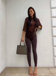 BY ME Bluzka MARMARIS II koronka new – czekoladowa - Wygoda spotyka styl – bluzka MARMARIS to must-have w każdej nowoczesnej szafie. Charakterystyczne logowanie na środku nadaje mu wyrazistego, streetwearowego charakteru. Luźny krój świetnie układa się na sylwetce i pasuje zarówno do jeansów, jak i do spódnicy czy dresów.

Skład: 50% poliester, 40% wiskoza,10% elastan

LEGGINSY ZE ZDJĘĆ RÓWNIEŻ DOSTĘPNE W NASZEJ OFERCIE