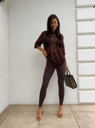 BY ME Bluzka MARMARIS II koronka new – czekoladowa - Wygoda spotyka styl – bluzka MARMARIS to must-have w każdej nowoczesnej szafie. Charakterystyczne logowanie na środku nadaje mu wyrazistego, streetwearowego charakteru. Luźny krój świetnie układa się na sylwetce i pasuje zarówno do jeansów, jak i do spódnicy czy dresów.

Skład: 50% poliester, 40% wiskoza,10% elastan

LEGGINSY ZE ZDJĘĆ RÓWNIEŻ DOSTĘPNE W NASZEJ OFERCIE