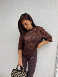 BY ME Bluzka MARMARIS II koronka new – czekoladowa - Wygoda spotyka styl – bluzka MARMARIS to must-have w każdej nowoczesnej szafie. Charakterystyczne logowanie na środku nadaje mu wyrazistego, streetwearowego charakteru. Luźny krój świetnie układa się na sylwetce i pasuje zarówno do jeansów, jak i do spódnicy czy dresów.

Skład: 50% poliester, 40% wiskoza,10% elastan

LEGGINSY ZE ZDJĘĆ RÓWNIEŻ DOSTĘPNE W NASZEJ OFERCIE