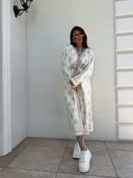 BY ME Kardigan płaszcz ANDREA – ecru - Stylowy, długi kardigan-płaszcz sięgający niemal do kostek, idealny na chłodniejsze dni. Klasyczny, lekko luźny krój zapewnia wygodę, a przewiązywany w talii pasek pięknie podkreśla sylwetkę. Długie rękawy dodają elegancji i funkcjonalności. Całość zdobi regularnie rozmieszczone logowanie na całej powierzchni materiału.

Skład: 100% bawełna