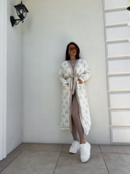 BY ME Kardigan płaszcz ANDREA – ecru - Stylowy, długi kardigan-płaszcz sięgający niemal do kostek, idealny na chłodniejsze dni. Klasyczny, lekko luźny krój zapewnia wygodę, a przewiązywany w talii pasek pięknie podkreśla sylwetkę. Długie rękawy dodają elegancji i funkcjonalności. Całość zdobi regularnie rozmieszczone logowanie na całej powierzchni materiału.

Skład: 100% bawełna