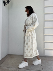 BY ME Kardigan płaszcz ANDREA – ecru - Stylowy, długi kardigan-płaszcz sięgający niemal do kostek, idealny na chłodniejsze dni. Klasyczny, lekko luźny krój zapewnia wygodę, a przewiązywany w talii pasek pięknie podkreśla sylwetkę. Długie rękawy dodają elegancji i funkcjonalności. Całość zdobi regularnie rozmieszczone logowanie na całej powierzchni materiału.

Skład: 100% bawełna