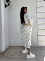 BY ME Kardigan płaszcz ANDREA – ecru - Stylowy, długi kardigan-płaszcz sięgający niemal do kostek, idealny na chłodniejsze dni. Klasyczny, lekko luźny krój zapewnia wygodę, a przewiązywany w talii pasek pięknie podkreśla sylwetkę. Długie rękawy dodają elegancji i funkcjonalności. Całość zdobi regularnie rozmieszczone logowanie na całej powierzchni materiału.

Skład: 100% bawełna