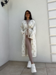 BY ME Kardigan płaszcz ANDREA – ecru - Stylowy, długi kardigan-płaszcz sięgający niemal do kostek, idealny na chłodniejsze dni. Klasyczny, lekko luźny krój zapewnia wygodę, a przewiązywany w talii pasek pięknie podkreśla sylwetkę. Długie rękawy dodają elegancji i funkcjonalności. Całość zdobi regularnie rozmieszczone logowanie na całej powierzchni materiału.

Skład: 100% bawełna