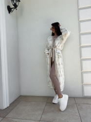 BY ME Kardigan płaszcz ANDREA – ecru - Stylowy, długi kardigan-płaszcz sięgający niemal do kostek, idealny na chłodniejsze dni. Klasyczny, lekko luźny krój zapewnia wygodę, a przewiązywany w talii pasek pięknie podkreśla sylwetkę. Długie rękawy dodają elegancji i funkcjonalności. Całość zdobi regularnie rozmieszczone logowanie na całej powierzchni materiału.

Skład: 100% bawełna