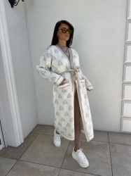 BY ME Kardigan płaszcz ANDREA – ecru - Stylowy, długi kardigan-płaszcz sięgający niemal do kostek, idealny na chłodniejsze dni. Klasyczny, lekko luźny krój zapewnia wygodę, a przewiązywany w talii pasek pięknie podkreśla sylwetkę. Długie rękawy dodają elegancji i funkcjonalności. Całość zdobi regularnie rozmieszczone logowanie na całej powierzchni materiału.

Skład: 100% bawełna