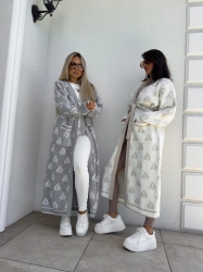 BY ME Kardigan płaszcz ANDREA – ecru - Stylowy, długi kardigan-płaszcz sięgający niemal do kostek, idealny na chłodniejsze dni. Klasyczny, lekko luźny krój zapewnia wygodę, a przewiązywany w talii pasek pięknie podkreśla sylwetkę. Długie rękawy dodają elegancji i funkcjonalności. Całość zdobi regularnie rozmieszczone logowanie na całej powierzchni materiału.

Skład: 100% bawełna