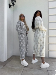 BY ME Kardigan płaszcz ANDREA – ecru - Stylowy, długi kardigan-płaszcz sięgający niemal do kostek, idealny na chłodniejsze dni. Klasyczny, lekko luźny krój zapewnia wygodę, a przewiązywany w talii pasek pięknie podkreśla sylwetkę. Długie rękawy dodają elegancji i funkcjonalności. Całość zdobi regularnie rozmieszczone logowanie na całej powierzchni materiału.

Skład: 100% bawełna