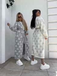 BY ME Kardigan płaszcz ANDREA – ecru - Stylowy, długi kardigan-płaszcz sięgający niemal do kostek, idealny na chłodniejsze dni. Klasyczny, lekko luźny krój zapewnia wygodę, a przewiązywany w talii pasek pięknie podkreśla sylwetkę. Długie rękawy dodają elegancji i funkcjonalności. Całość zdobi regularnie rozmieszczone logowanie na całej powierzchni materiału.

Skład: 100% bawełna