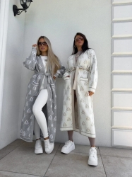 BY ME Kardigan płaszcz ANDREA – ecru - Stylowy, długi kardigan-płaszcz sięgający niemal do kostek, idealny na chłodniejsze dni. Klasyczny, lekko luźny krój zapewnia wygodę, a przewiązywany w talii pasek pięknie podkreśla sylwetkę. Długie rękawy dodają elegancji i funkcjonalności. Całość zdobi regularnie rozmieszczone logowanie na całej powierzchni materiału.

Skład: 100% bawełna