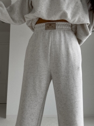 BY ME Spodnie SEVEN – konopia - Luźne spodnie dresowe z szerokimi nogawkami to idealne połączenie komfortu i swobodnego stylu. Wykonane z miękkiego materiału, mają prosty krój i szerokie nogawki, które zapewniają maksymalną wygodę i pełną swobodę ruchów. W pasie znajduje się elastyczna gumka, dzięki której spodnie dopasowują się do sylwetki, nie uciskając. Dodatkowym detalem jest subtelna metka z napisem „By Me” przyszyta centralnie na gumce, podkreślająca unikatowy charakter produktu.

Skład: 100% bawełna

BLUZA ZE ZDJĘĆ RÓWNIEŻ DOSTĘPNA W NASZEJ OFERCIE