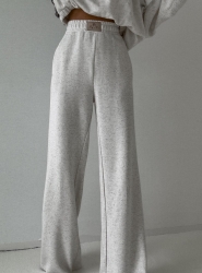 BY ME Spodnie SEVEN – konopia - Luźne spodnie dresowe z szerokimi nogawkami to idealne połączenie komfortu i swobodnego stylu. Wykonane z miękkiego materiału, mają prosty krój i szerokie nogawki, które zapewniają maksymalną wygodę i pełną swobodę ruchów. W pasie znajduje się elastyczna gumka, dzięki której spodnie dopasowują się do sylwetki, nie uciskając. Dodatkowym detalem jest subtelna metka z napisem „By Me” przyszyta centralnie na gumce, podkreślająca unikatowy charakter produktu.

Skład: 100% bawełna

BLUZA ZE ZDJĘĆ RÓWNIEŻ DOSTĘPNA W NASZEJ OFERCIE