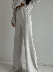 BY ME Spodnie SEVEN – konopia - Luźne spodnie dresowe z szerokimi nogawkami to idealne połączenie komfortu i swobodnego stylu. Wykonane z miękkiego materiału, mają prosty krój i szerokie nogawki, które zapewniają maksymalną wygodę i pełną swobodę ruchów. W pasie znajduje się elastyczna gumka, dzięki której spodnie dopasowują się do sylwetki, nie uciskając. Dodatkowym detalem jest subtelna metka z napisem „By Me” przyszyta centralnie na gumce, podkreślająca unikatowy charakter produktu.

Skład: 100% bawełna

BLUZA ZE ZDJĘĆ RÓWNIEŻ DOSTĘPNA W NASZEJ OFERCIE