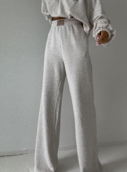 BY ME Spodnie SEVEN – konopia - Luźne spodnie dresowe z szerokimi nogawkami to idealne połączenie komfortu i swobodnego stylu. Wykonane z miękkiego materiału, mają prosty krój i szerokie nogawki, które zapewniają maksymalną wygodę i pełną swobodę ruchów. W pasie znajduje się elastyczna gumka, dzięki której spodnie dopasowują się do sylwetki, nie uciskając. Dodatkowym detalem jest subtelna metka z napisem „By Me” przyszyta centralnie na gumce, podkreślająca unikatowy charakter produktu.

Skład: 100% bawełna

BLUZA ZE ZDJĘĆ RÓWNIEŻ DOSTĘPNA W NASZEJ OFERCIE