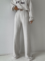 BY ME Spodnie SEVEN – konopia - Luźne spodnie dresowe z szerokimi nogawkami to idealne połączenie komfortu i swobodnego stylu. Wykonane z miękkiego materiału, mają prosty krój i szerokie nogawki, które zapewniają maksymalną wygodę i pełną swobodę ruchów. W pasie znajduje się elastyczna gumka, dzięki której spodnie dopasowują się do sylwetki, nie uciskając. Dodatkowym detalem jest subtelna metka z napisem „By Me” przyszyta centralnie na gumce, podkreślająca unikatowy charakter produktu.

Skład: 100% bawełna

BLUZA ZE ZDJĘĆ RÓWNIEŻ DOSTĘPNA W NASZEJ OFERCIE