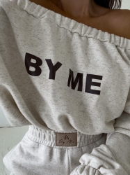 BY ME Spodnie SEVEN – konopia - Luźne spodnie dresowe z szerokimi nogawkami to idealne połączenie komfortu i swobodnego stylu. Wykonane z miękkiego materiału, mają prosty krój i szerokie nogawki, które zapewniają maksymalną wygodę i pełną swobodę ruchów. W pasie znajduje się elastyczna gumka, dzięki której spodnie dopasowują się do sylwetki, nie uciskając. Dodatkowym detalem jest subtelna metka z napisem „By Me” przyszyta centralnie na gumce, podkreślająca unikatowy charakter produktu.

Skład: 100% bawełna

BLUZA ZE ZDJĘĆ RÓWNIEŻ DOSTĘPNA W NASZEJ OFERCIE