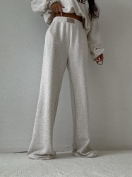 BY ME Spodnie SEVEN – konopia - Luźne spodnie dresowe z szerokimi nogawkami to idealne połączenie komfortu i swobodnego stylu. Wykonane z miękkiego materiału, mają prosty krój i szerokie nogawki, które zapewniają maksymalną wygodę i pełną swobodę ruchów. W pasie znajduje się elastyczna gumka, dzięki której spodnie dopasowują się do sylwetki, nie uciskając. Dodatkowym detalem jest subtelna metka z napisem „By Me” przyszyta centralnie na gumce, podkreślająca unikatowy charakter produktu.

Skład: 100% bawełna

BLUZA ZE ZDJĘĆ RÓWNIEŻ DOSTĘPNA W NASZEJ OFERCIE