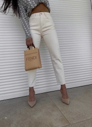 BY ME Jeansy MOM FIT - beż - Jeansy Mom fit sprawdzą się do wielu stylizacji. Zapinane na guzik. Posiadają szlufki oraz kieszenie z przodu i z tyłu. SKŁAD:  100% bawełna.