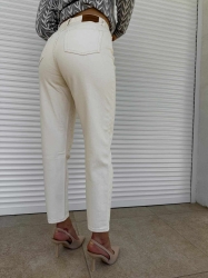 BY ME Jeansy MOM FIT - beż - Jeansy Mom fit sprawdzą się do wielu stylizacji. Zapinane na guzik. Posiadają szlufki oraz kieszenie z przodu i z tyłu. SKŁAD:  100% bawełna.