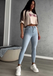 BY ME Jeansy BY ME – jeansowe - Jeansy By Me sprawdzą się do wielu stylizacji. Zapinane na guzik. Posiadają szlufki oraz kieszenie z przodu i z tyłu. Na tylnej kieszeni naszywka z logo. Mocno elastyczne.