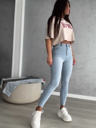 BY ME Jeansy BY ME – jeansowe - Jeansy By Me sprawdzą się do wielu stylizacji. Zapinane na guzik. Posiadają szlufki oraz kieszenie z przodu i z tyłu. Na tylnej kieszeni naszywka z logo. Mocno elastyczne.