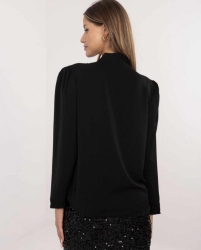 Fashion Studio Bluzka z różą - czarna - Piękna koszulowa bluzka z dekoltem V oraz przekładanym materiałem. Kwintesencją klasy jest doszyta róża, która ozdabia bluzkę.