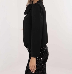 Fashion Studio Bluzka z różą - czarna - Piękna koszulowa bluzka z dekoltem V oraz przekładanym materiałem. Kwintesencją klasy jest doszyta róża, która ozdabia bluzkę.