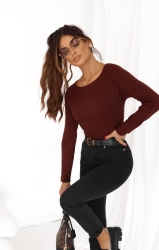 Fashion Studio Dzianinowy sweter - czekoladowy - Piękny dzianinowy sweterek, który śmiało możemy nosić jako bluzkę lub bazę do wielu stylizacji.