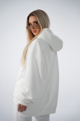 Brandenburg Couture DRES DAMSKI BG ROYAL SUEDE - biały - Komplet zamszowy BG ROYAL SUEDE w kolorze białym. Bluza kangurka z kapturem ozdobiona dużym haftowanym złotym logiem marki BG BRANDENBURG COUTURE. Spodnie posiadają gumkę w pasie. Na lewej kieszeni spodni wyhaftowane złote logo marki. Krój oversize. Ozdobne przeszycia na bluzie oraz spodniach.