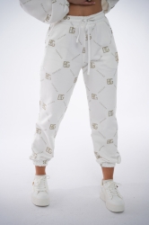Brandenburg Couture DRES DAMSKI BG HOLO - biały - Komplet dresowy bawełniany (nieocieplany) w kolorze białym. Dres charakteryzuje się kontrastowym, przecieranym hologramem na całości w kolorze złotym. Bluza z kapturem oraz spodnie są ozdobione wyklejanymi, złotymi kryształkami w kształcie logo BG.  Komplet wykończony jest gumkami. Spodnie posiadają kieszenie oraz sznurek w pasie. Luźny krój.

Polska marka BG Brandenburg Couture.