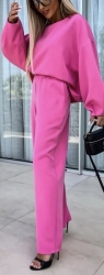 Fashion Studio Elegancki komplet - róż - Lekki komplet damski w pięknym, mocnym różu.
Bluzka typu OVERSIZE z estetycznie zakończonym rękawem.
Spodnie z szeroką nogawką oraz kieszeniami po bokach. 
Gumka w pasie dzięki czemu dopasują się do sylwetki.